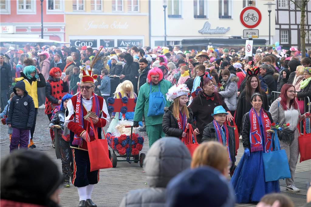 Über 100 Fotos vom Karnevalsumzug: So war Rosenmontag in Werne Eindrücke vom Karnevalsumzug in Werne 2024