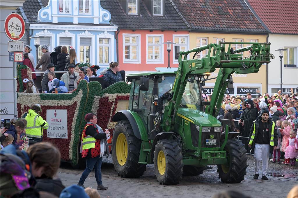 Über 100 Fotos vom Karnevalsumzug: So war Rosenmontag in Werne Eindrücke vom Karnevalsumzug in Werne 2024