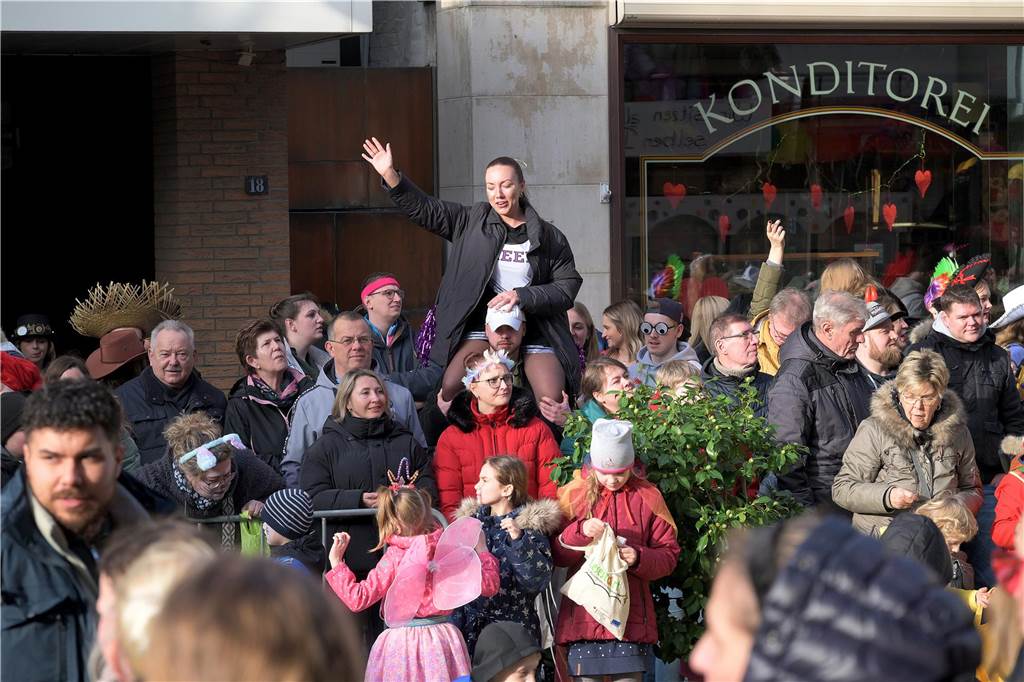 Über 100 Fotos vom Karnevalsumzug: So war Rosenmontag in Werne Eindrücke vom Karnevalsumzug in Werne 2024