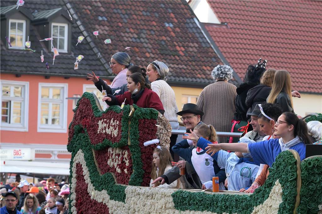 Über 100 Fotos vom Karnevalsumzug: So war Rosenmontag in Werne Eindrücke vom Karnevalsumzug in Werne 2024