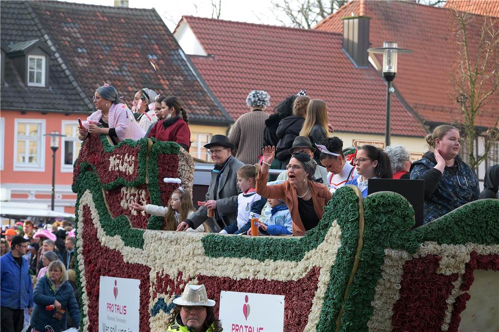 Über 100 Fotos vom Karnevalsumzug: So war Rosenmontag in Werne Eindrücke vom Karnevalsumzug in Werne 2024