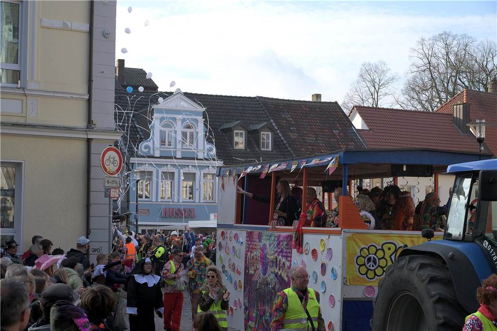 Über 100 Fotos vom Karnevalsumzug: So war Rosenmontag in Werne Eindrücke vom Karnevalsumzug in Werne 2024