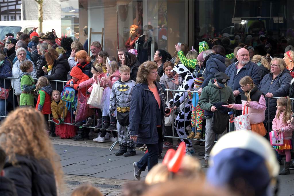 Über 100 Fotos vom Karnevalsumzug: So war Rosenmontag in Werne Eindrücke vom Karnevalsumzug in Werne 2024