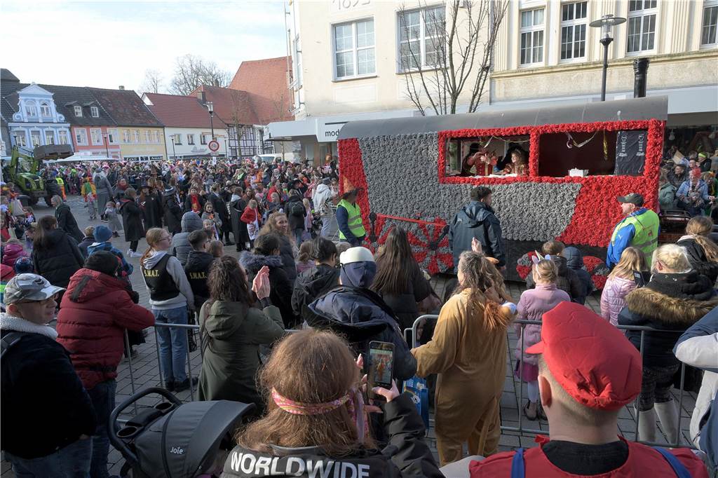 Über 100 Fotos vom Karnevalsumzug: So war Rosenmontag in Werne Eindrücke vom Karnevalsumzug in Werne 2024