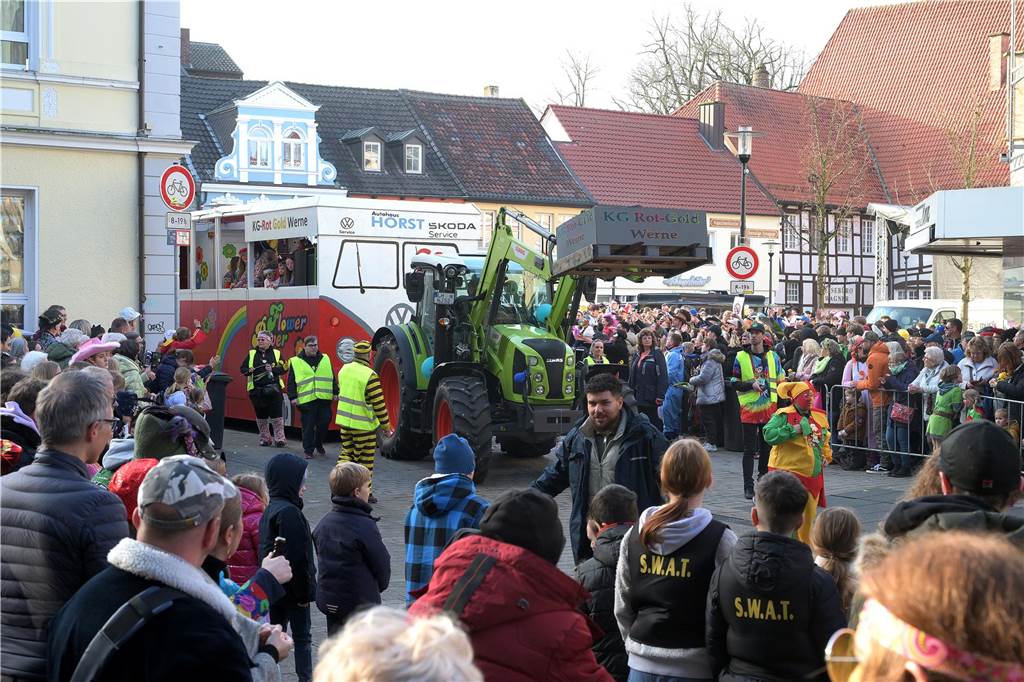 Über 100 Fotos vom Karnevalsumzug: So war Rosenmontag in Werne Eindrücke vom Karnevalsumzug in Werne 2024