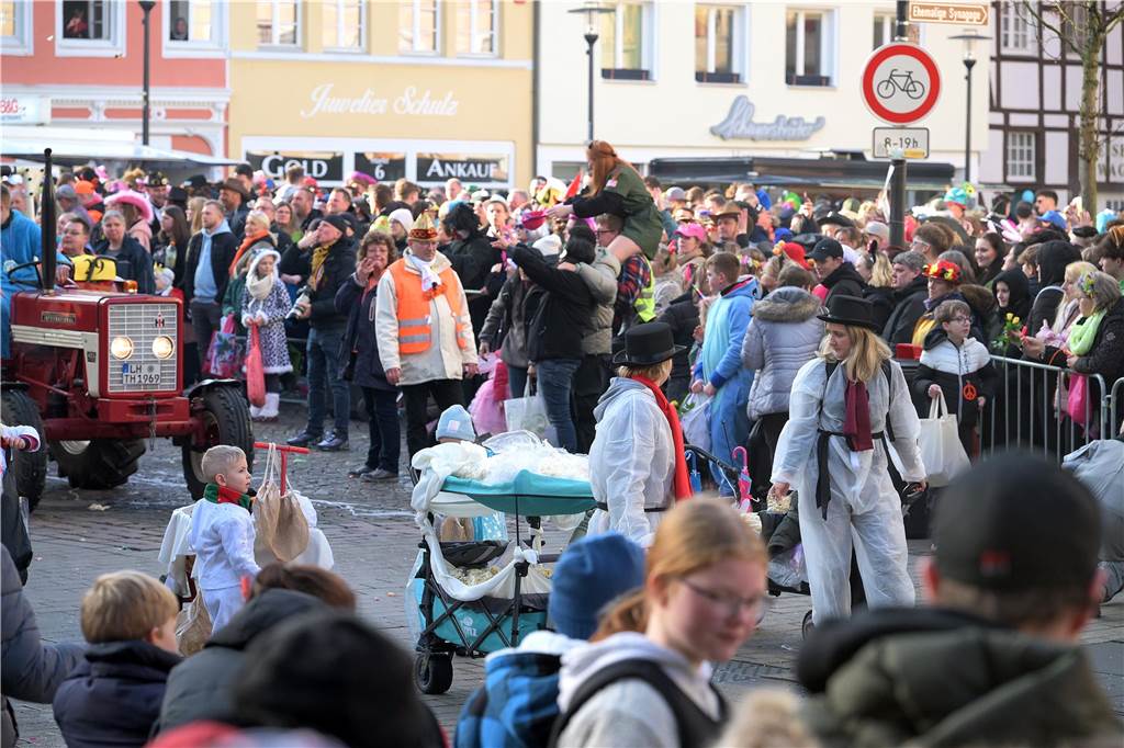 Über 100 Fotos vom Karnevalsumzug: So war Rosenmontag in Werne Eindrücke vom Karnevalsumzug in Werne 2024