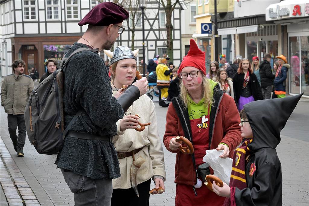 Über 100 Fotos vom Karnevalsumzug: So war Rosenmontag in Werne Eindrücke vom Karnevalsumzug in Werne 2024