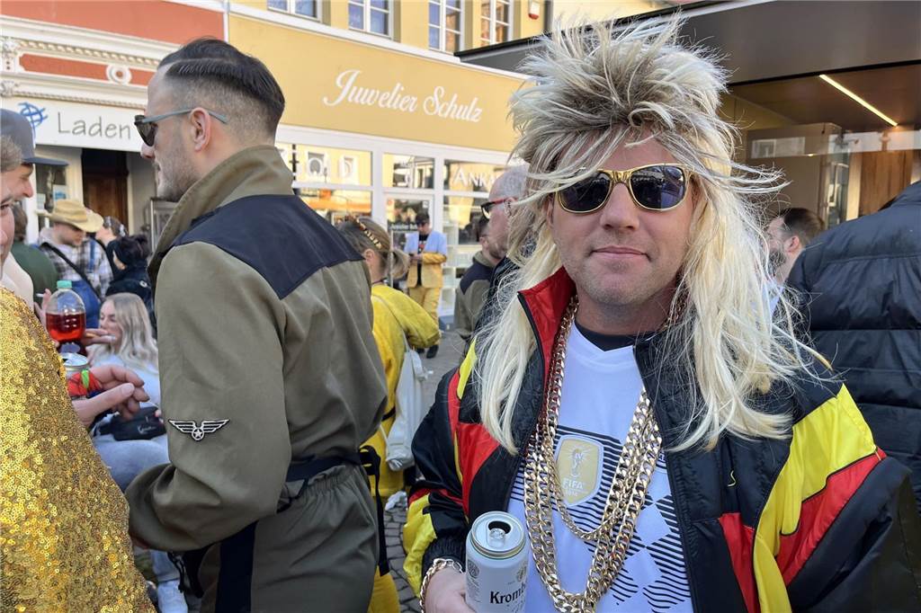 Menschen feiern Karneval in Werne