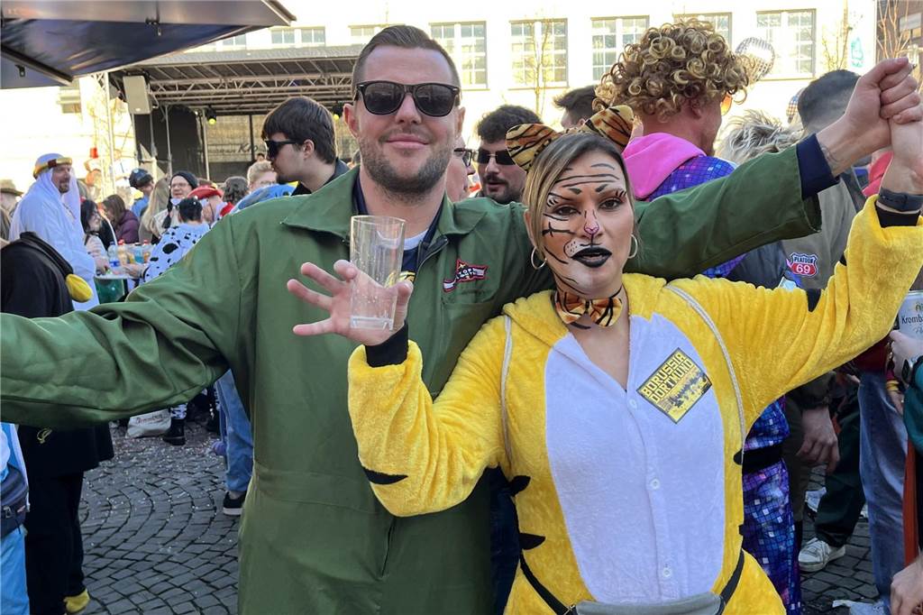 Menschen feiern Karneval in Werne