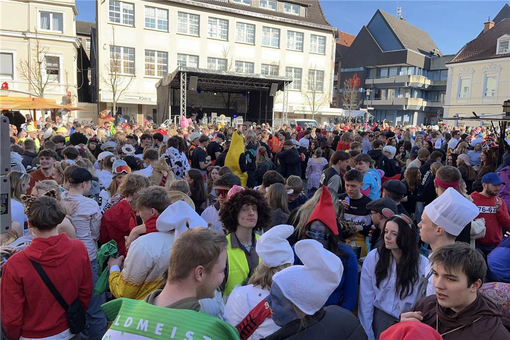 Menschen feiern Karneval in Werne