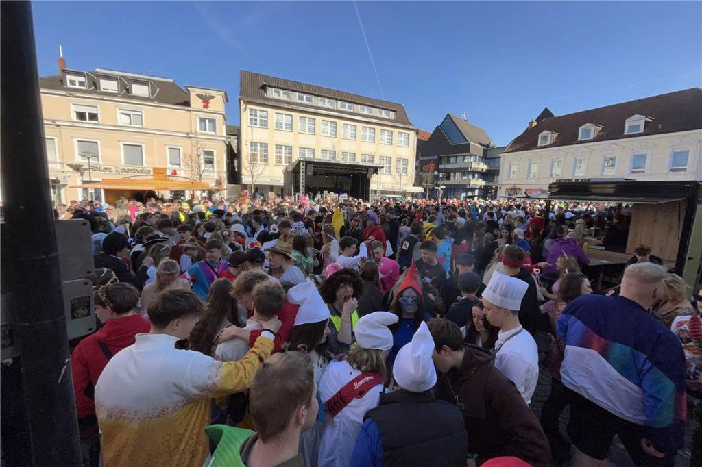 Menschen feiern Karneval in Werne
