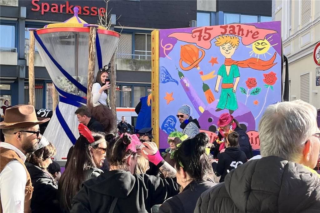 Menschen feiern Karneval in Werne