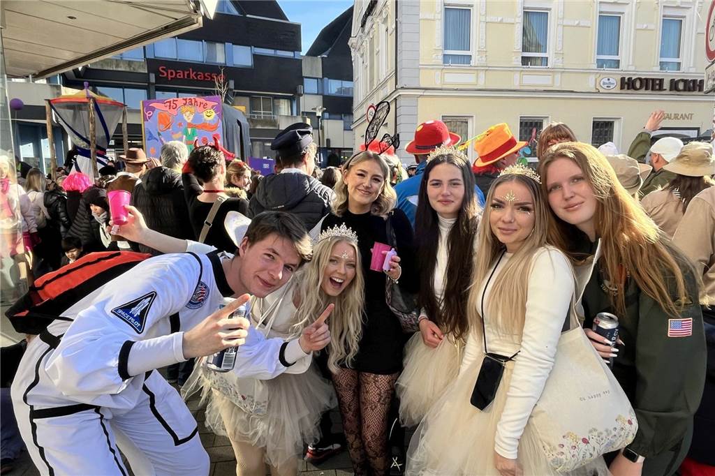 Menschen feiern Karneval in Werne