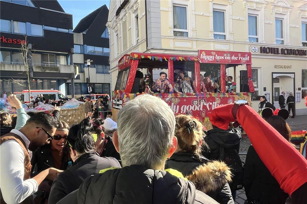 Menschen feiern Karneval in Werne
