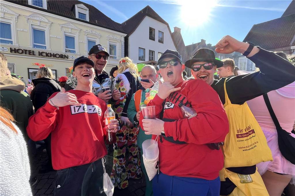 Menschen feiern Karneval in Werne