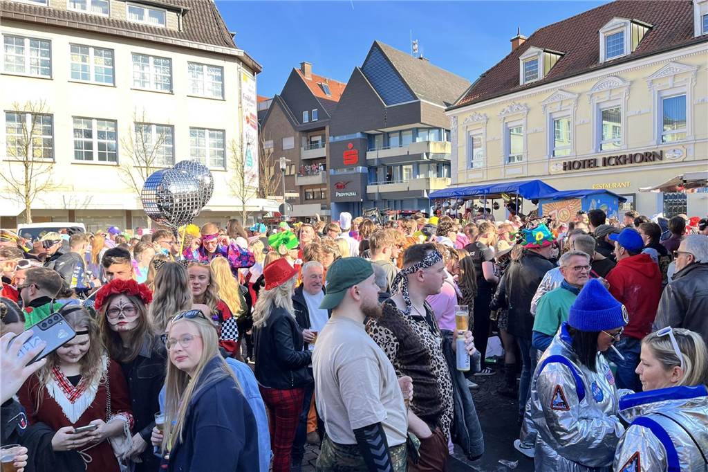 Menschen feiern Karneval in Werne