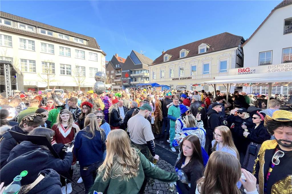 Menschen feiern Karneval in Werne