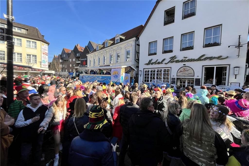Menschen feiern Karneval in Werne