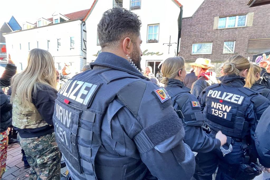 Menschen feiern Karneval in Werne