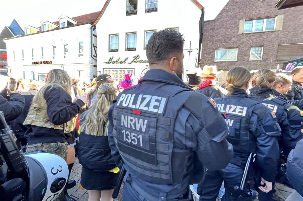 Menschen feiern Karneval in Werne