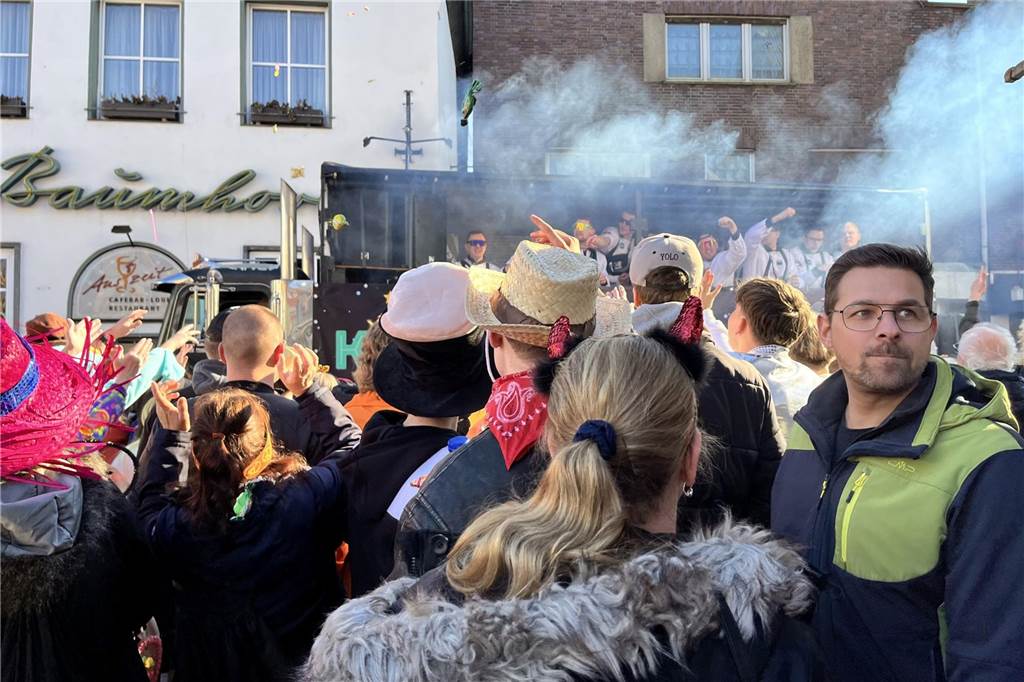 Menschen feiern Karneval in Werne