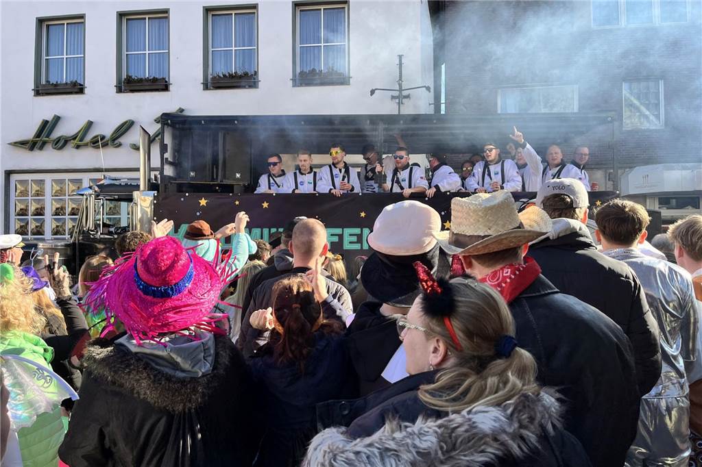 Menschen feiern Karneval in Werne