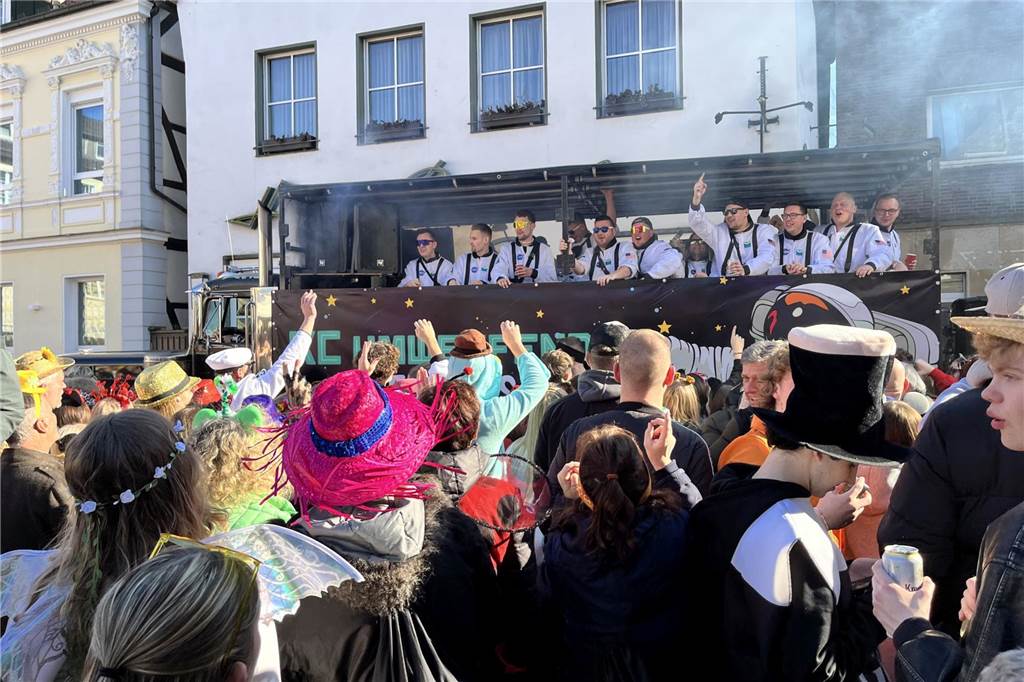 Menschen feiern Karneval in Werne