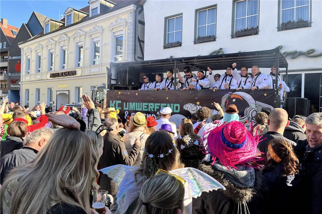 Menschen feiern Karneval in Werne