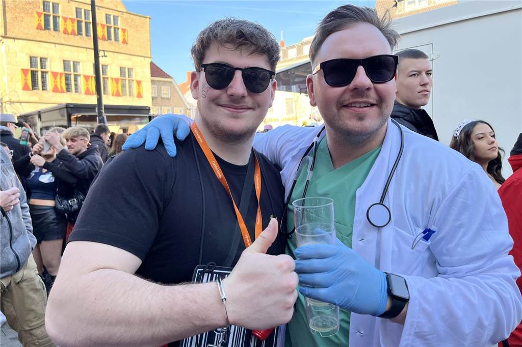 Menschen feiern Karneval in Werne