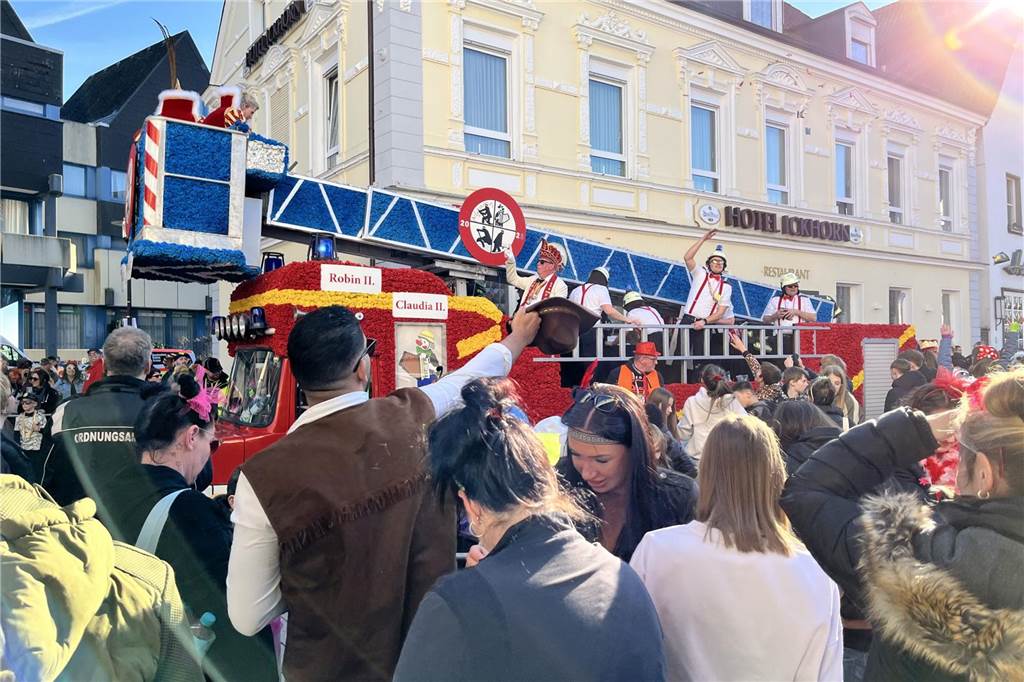 Menschen feiern Karneval in Werne