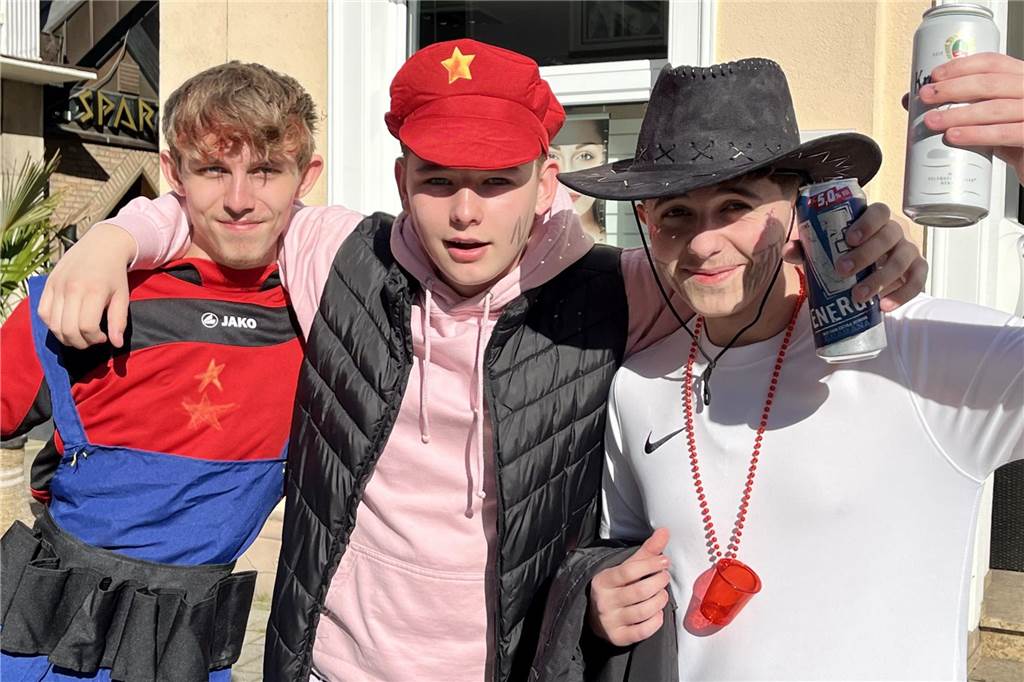 Menschen feiern Karneval in Werne