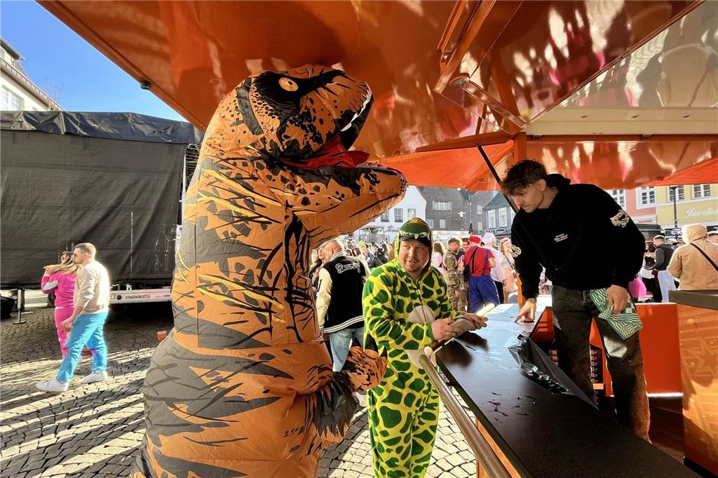 Menschen feiern Karneval in Werne