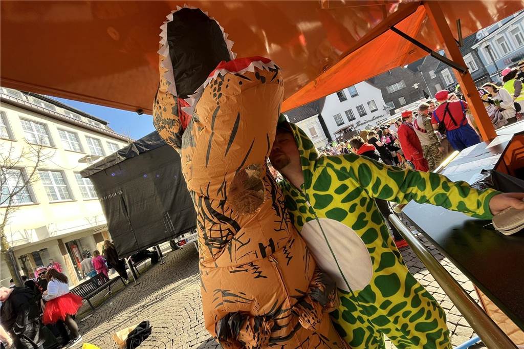 Menschen feiern Karneval in Werne