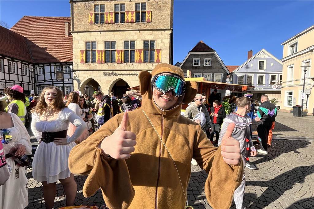 Menschen feiern Karneval in Werne