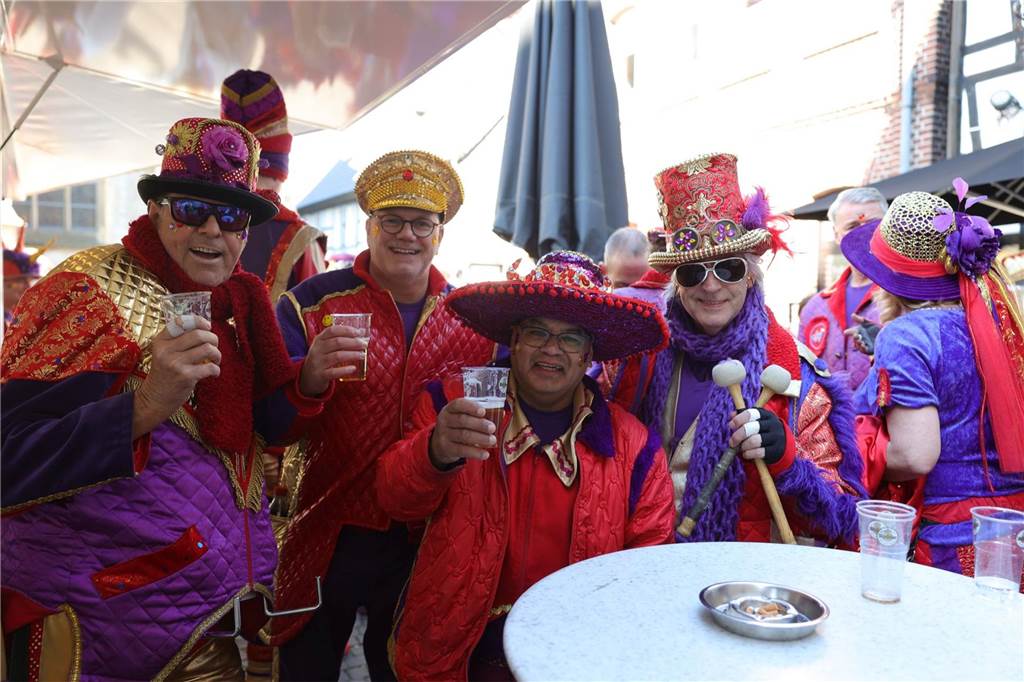 Menschen feiern Karneval in Werne