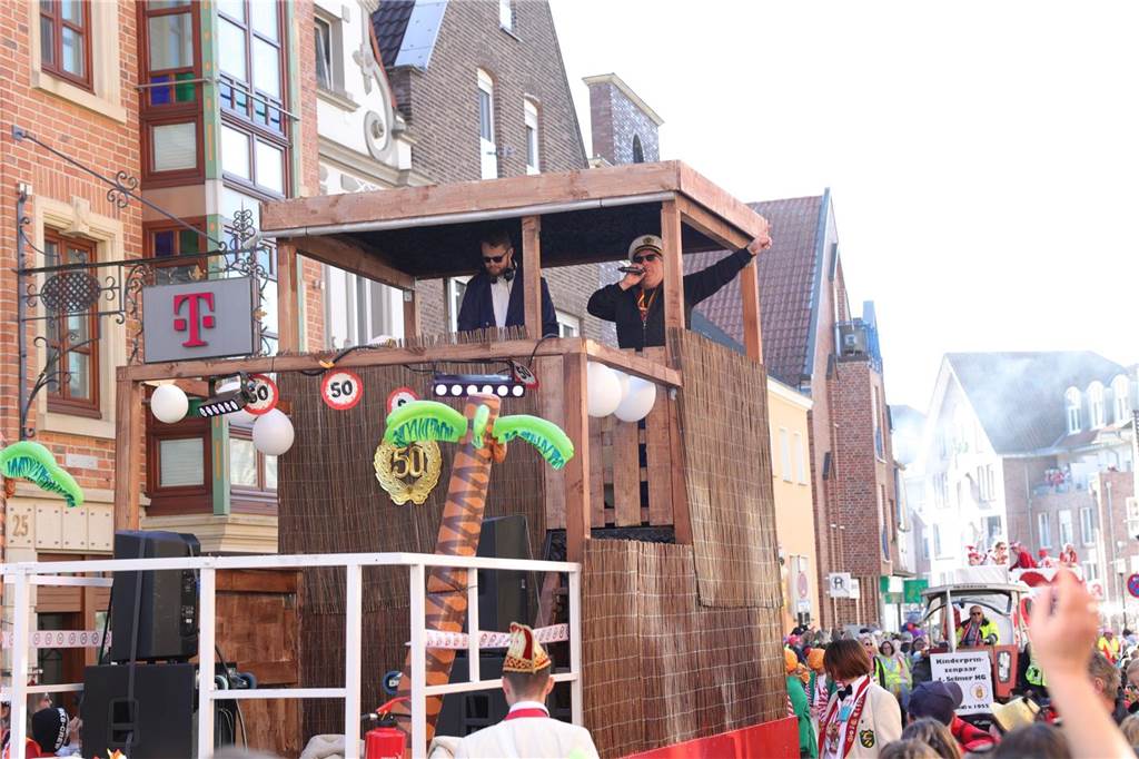 Menschen feiern Karneval in Werne