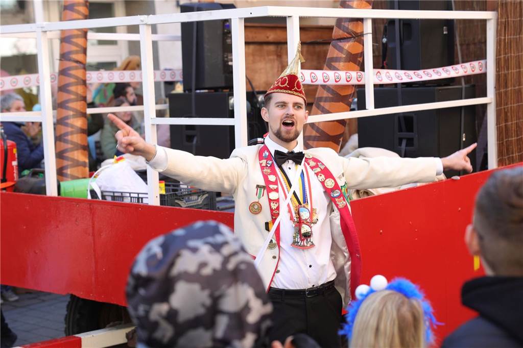 Menschen feiern Karneval in Werne