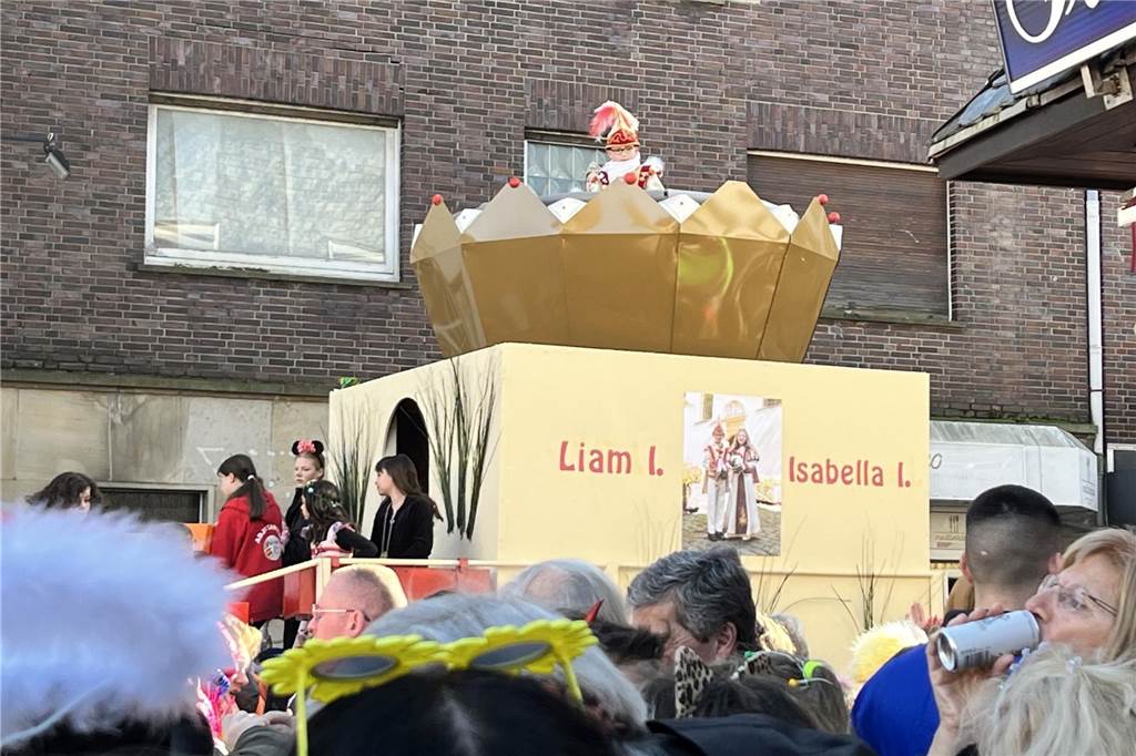 Menschen feiern Karneval in Werne