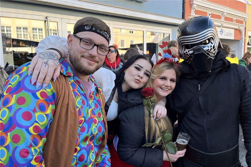 Menschen feiern Karneval in Werne