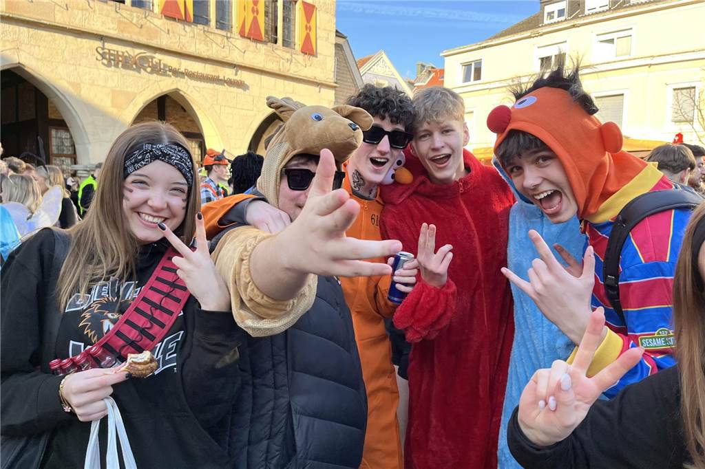 Menschen feiern Karneval in Werne
