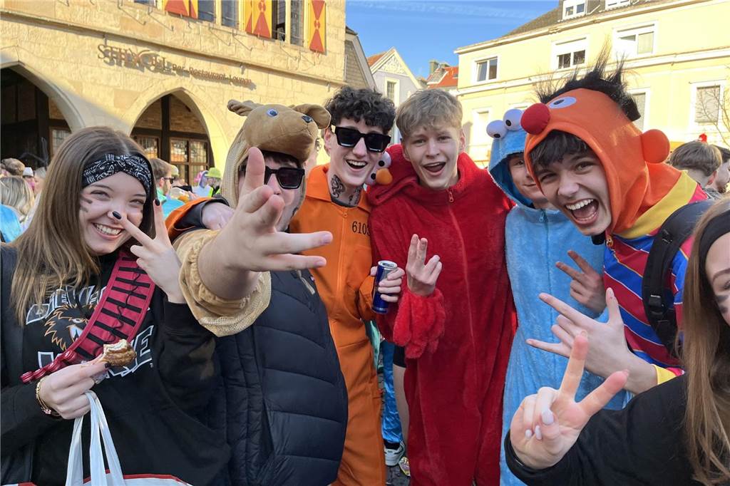 Menschen feiern Karneval in Werne