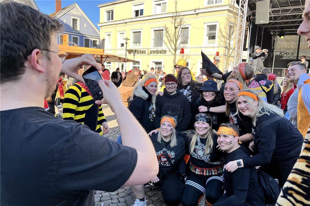 Menschen feiern Karneval in Werne