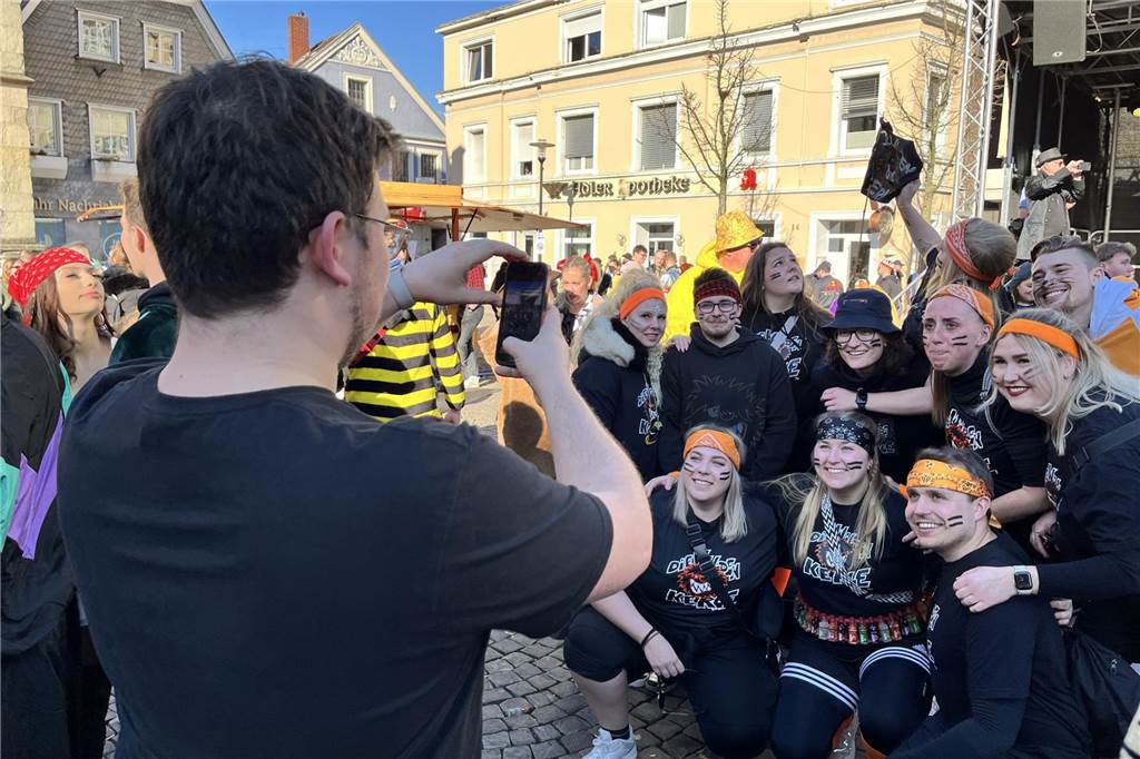 Menschen feiern Karneval in Werne
