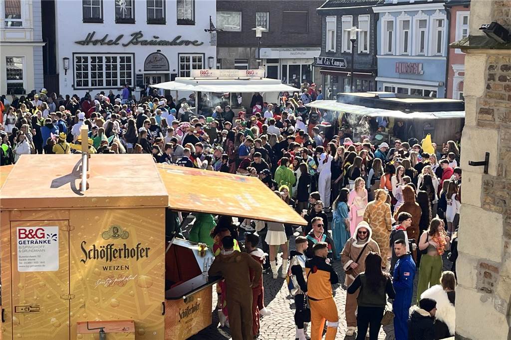Menschen feiern Karneval in Werne