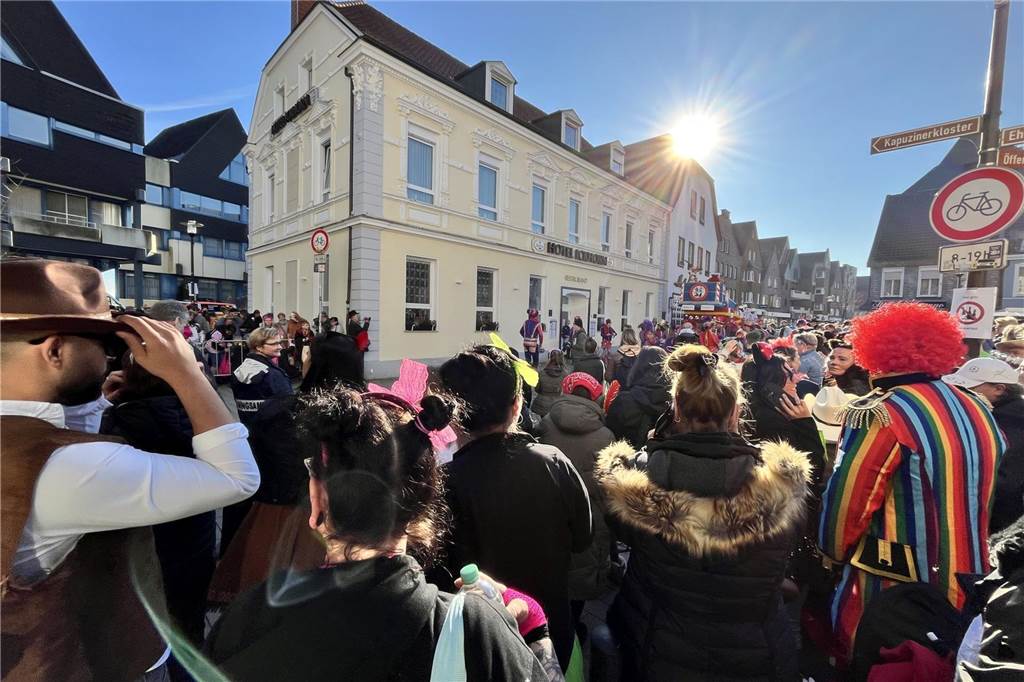 Menschen feiern Karneval in Werne
