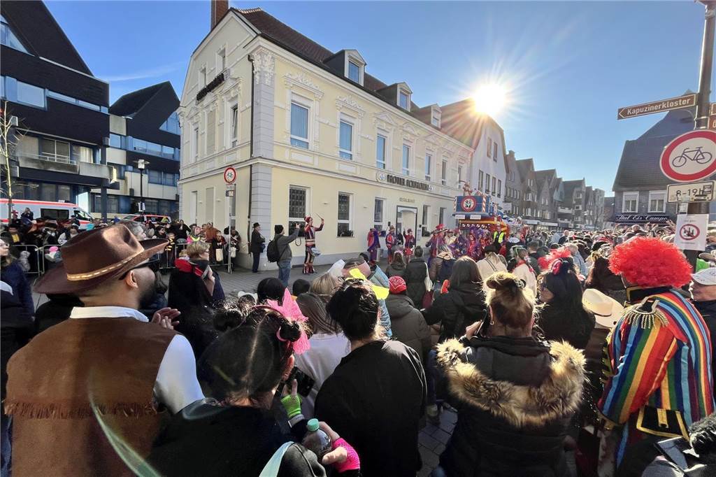 Menschen feiern Karneval in Werne