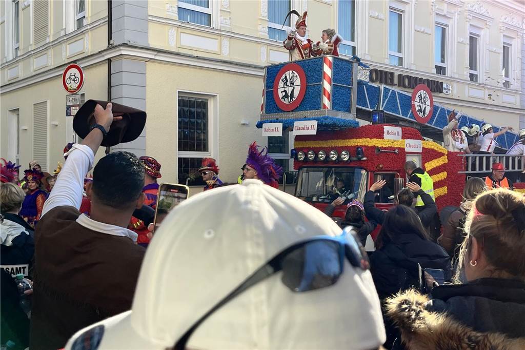 Menschen feiern Karneval in Werne