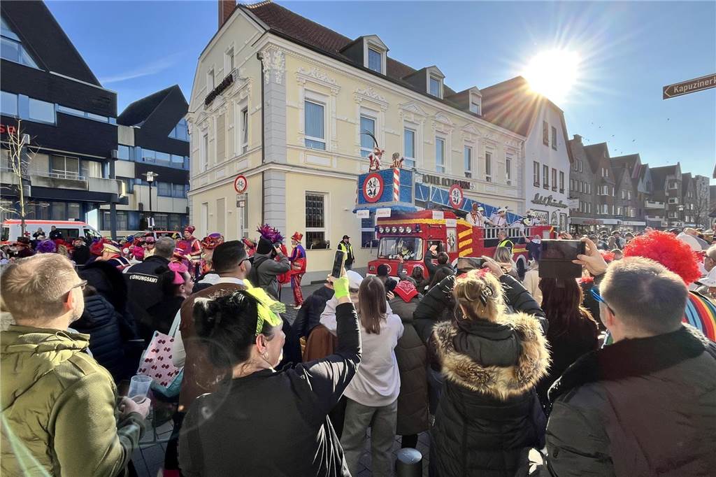 Menschen feiern Karneval in Werne
