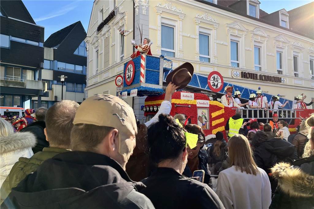 Menschen feiern Karneval in Werne