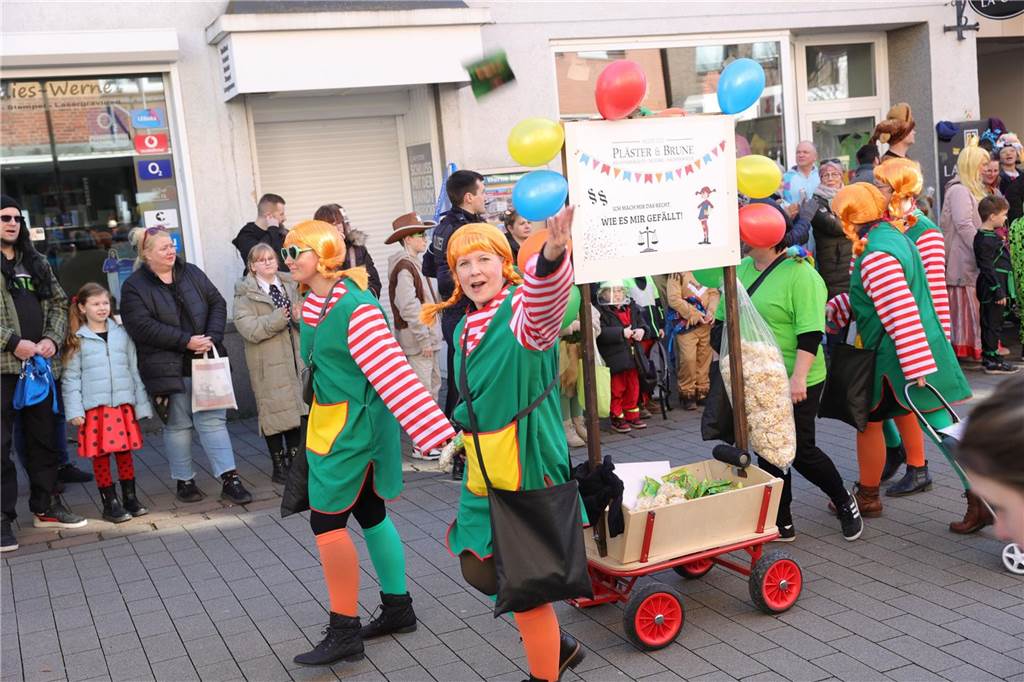 Menschen feiern Karneval in Werne